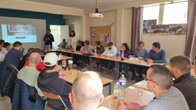 🎯 [𝐓𝐄𝐌𝐏𝐒 𝐅𝐎𝐑𝐓 𝟐𝟎𝟐𝟓] : Réunion de secteur salariés à Lamballe 🎯

Le jeudi 24 avril, nous avons eu le plaisir d’organiser notre 7ᵉ réunion de secteur salariés de l’année 2025 à Lamballe au @haras_national_de_lamballe ! 🐎✨

Comme à chaque fois, la matinée a débuté par un café d’accueil, suivi d’un temps d’échange sur un sujet clé : la prévention routière 🚗.
Un moment important pour renforcer ensemble notre culture de la sécurité.

Après la matinée de formation, nous avons partagé un déjeuner convivial, propice aux discussions et aux échanges dans une ambiance détendue. 🍽️☕

L’après-midi s’est poursuivie avec une présentation des actualités de nos Groupements d'Employeurs, puis un atelier d’échange très riche en retours d’expériences et en bonnes pratiques 🙋‍♀️🙋‍♂️.

Pour clôturer cette belle journée, nous avons eu la chance de profiter d'une visite guidée du Haras, ainsi que des démonstrations équestres 🐴🎠.
Un immense merci à toute l’équipe du Haras de Lamballe pour leur accueil et ce moment privilégié !

Merci également à toutes et tous pour votre participation active et votre bonne humeur : c’est ensemble que nous faisons vivre cette belle communauté de salariés. 🙏

📅 À bientôt !

#reunionsdesecteur #Salaries #sdaecterralliance #lamballe #harasdelamballe #agriculture #agri #emploiagriculture #GroupementdEmployeurs #SalariésEnAgriculture